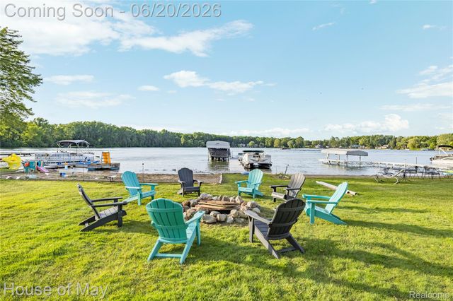 10890 Hillway Drive, White Lake Charter Township, MI 48386