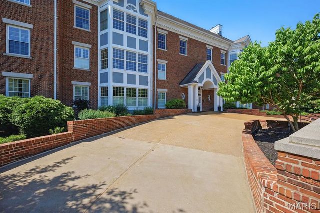 450 E Lockwood Avenue 303, Webster Groves, MO 63119