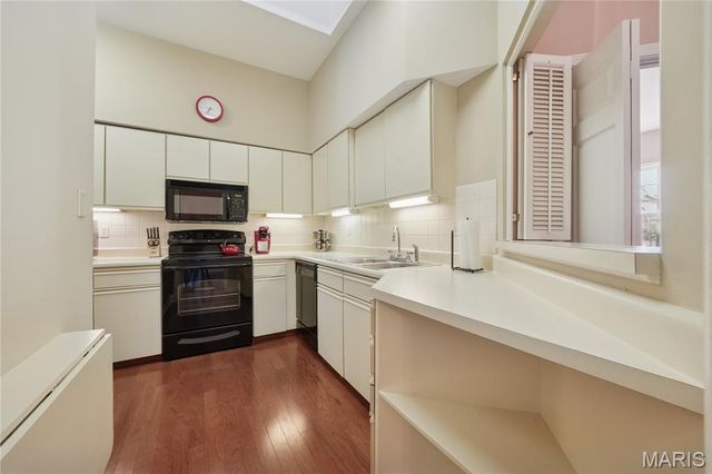 450 E Lockwood Avenue 303, Webster Groves, MO 63119