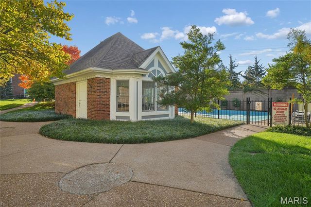 450 E Lockwood Avenue 303, Webster Groves, MO 63119