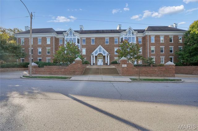 450 E Lockwood Avenue 303, Webster Groves, MO 63119