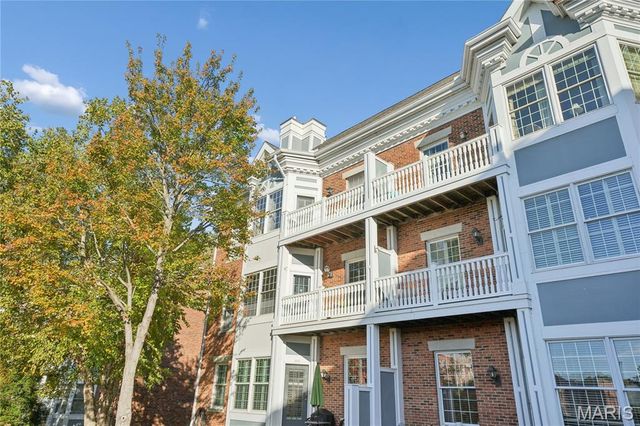 450 E Lockwood Avenue 303, Webster Groves, MO 63119