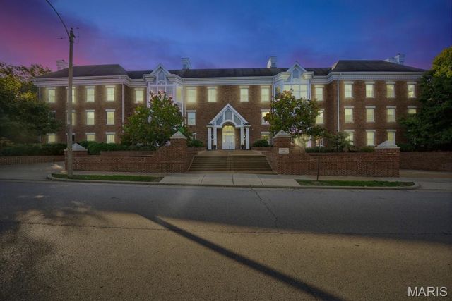 450 E Lockwood Avenue 303, Webster Groves, MO 63119