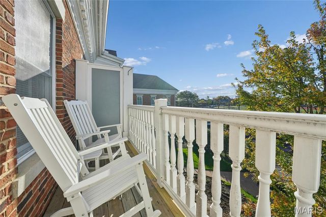 450 E Lockwood Avenue 303, Webster Groves, MO 63119