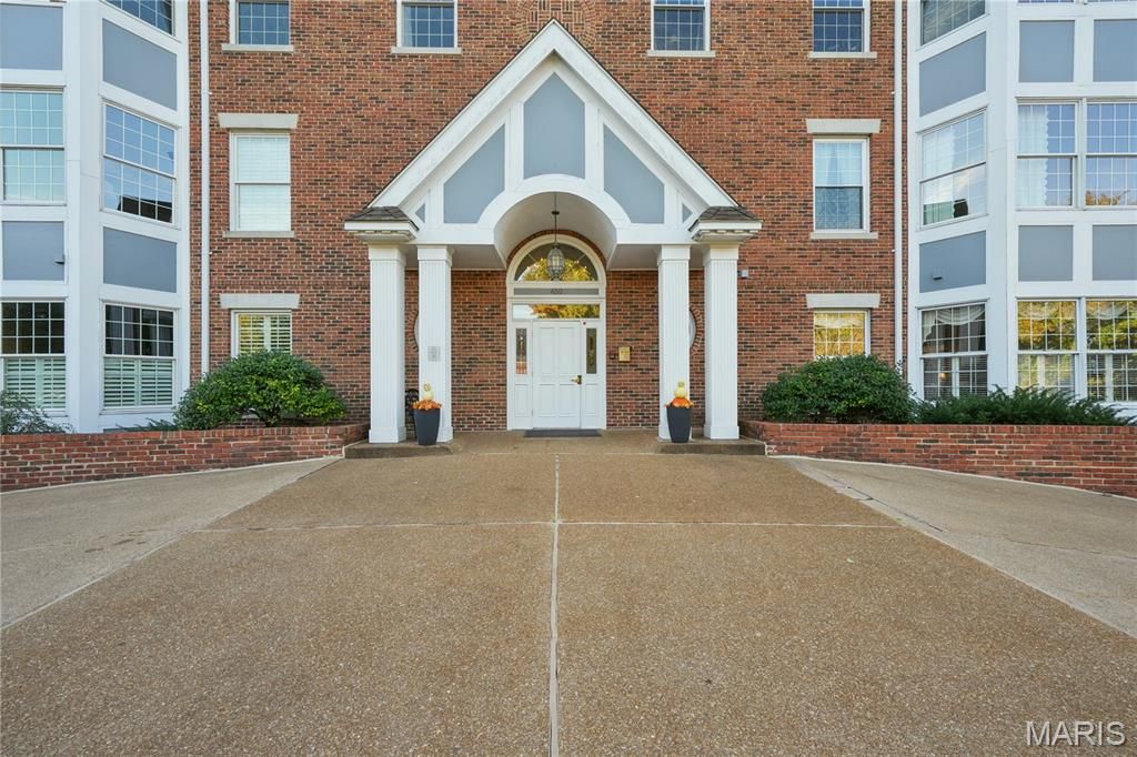 450 E Lockwood Avenue 303, Webster Groves, MO 63119