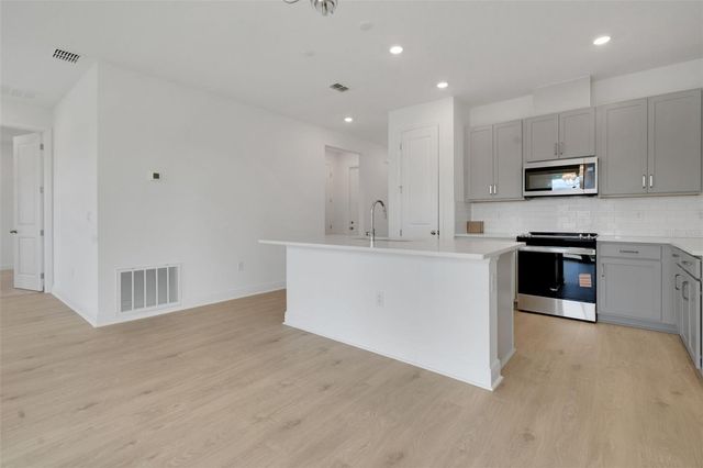 1018 SWAMP CHESTNUT LOOP, Lady Lake, FL 32159