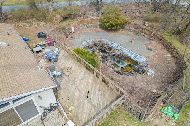 6 Strawberry Hill Lane, West Nyack, NY 10994