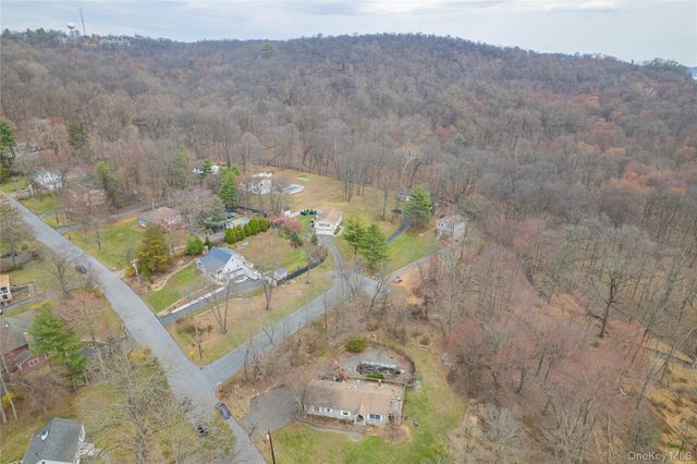 6 Strawberry Hill Lane, West Nyack, NY 10994