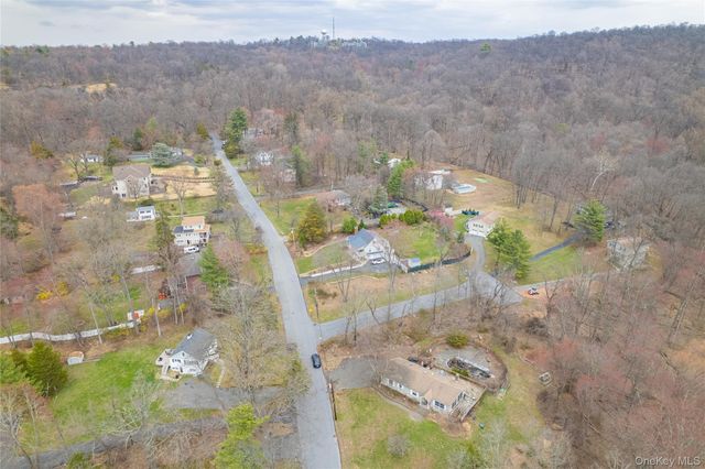 6 Strawberry Hill Lane, West Nyack, NY 10994