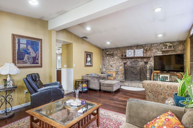 6 Strawberry Hill Lane, West Nyack, NY 10994