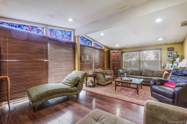 6 Strawberry Hill Lane, West Nyack, NY 10994