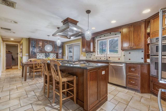 6 Strawberry Hill Lane, West Nyack, NY 10994