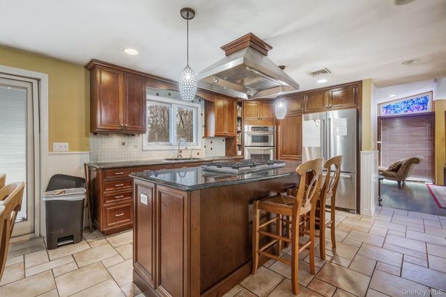 6 Strawberry Hill Lane, West Nyack, NY 10994