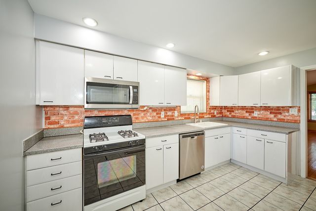 8418 W Crain Street, Niles, IL 60714