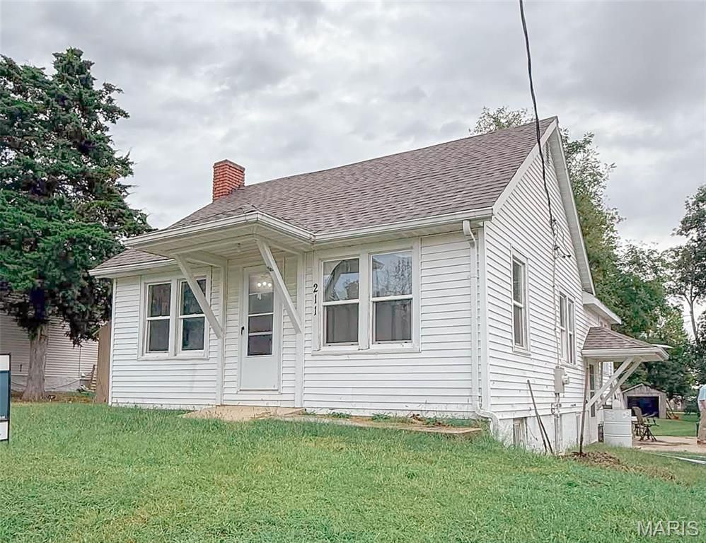 Image 1 of property listing at 211 Blue Street, Milton, IL 62352
