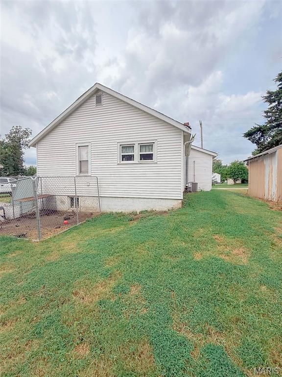 Image 2 of property listing at 211 Blue Street, Milton, IL 62352