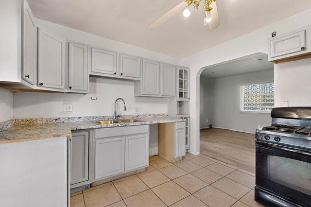 424 Grove Street NE, Albuquerque, NM 87108