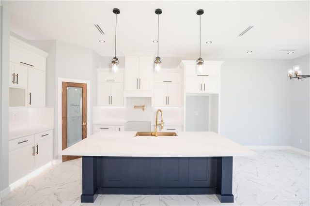 2305 N Venice Avenue, Edinburg, TX 78542