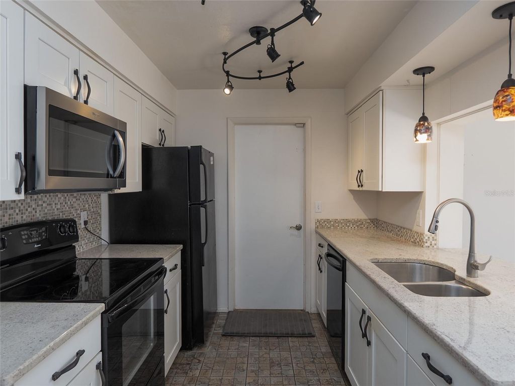 Image 12 of property listing at 5338 COLEWOOD PL, Sarasota, FL 34232