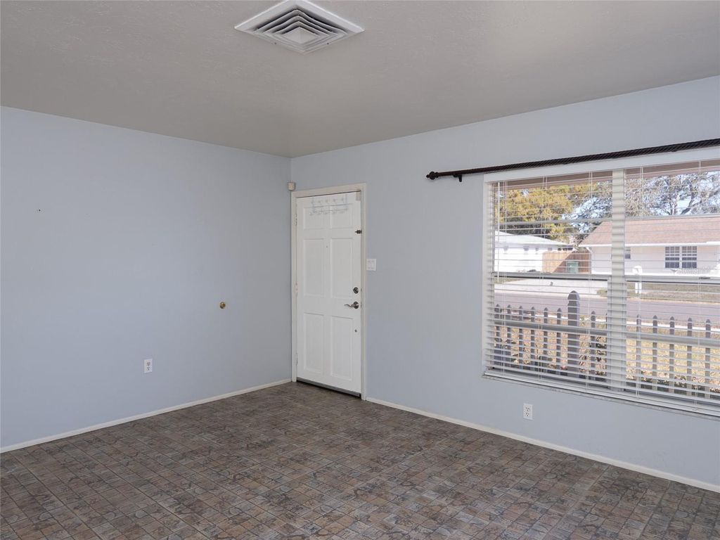 Image 5 of property listing at 5338 COLEWOOD PL, Sarasota, FL 34232