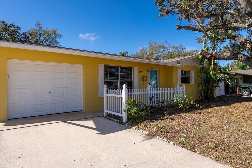Image 45 of property listing at 5338 COLEWOOD PL, Sarasota, FL 34232