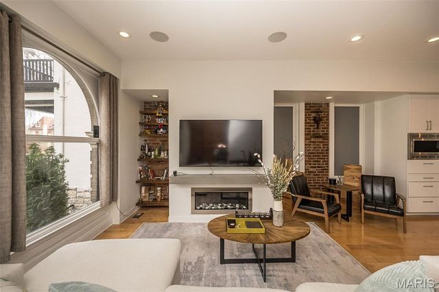 4424 Laclede Avenue, St Louis, MO 63108