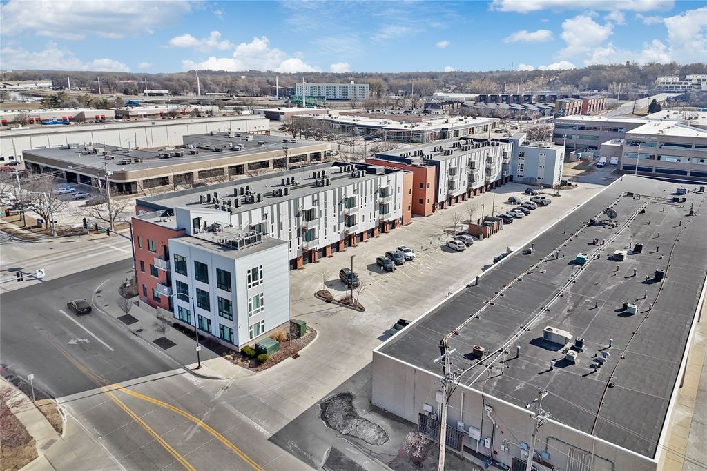 450 SW 7th Street 307, Des Moines, IA 50309