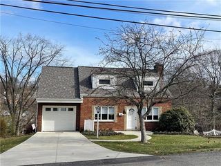 330 Long Dr, Upper St Clair, PA 15241