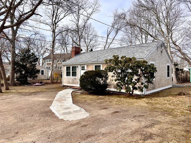 73 Kings Way, Hyannis, MA 02601