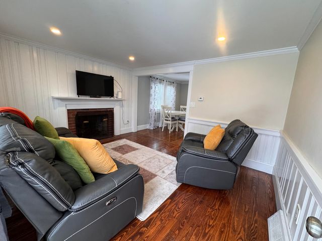73 Kings Way, Hyannis, MA 02601