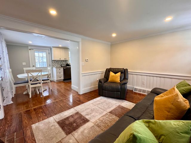 73 Kings Way, Hyannis, MA 02601