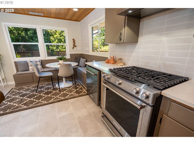 2015 EASTWOOD Ln, Eugene, OR 97401