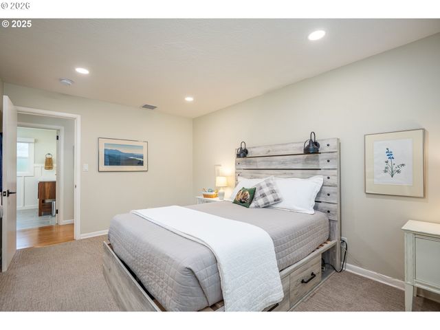 2015 EASTWOOD Ln, Eugene, OR 97401