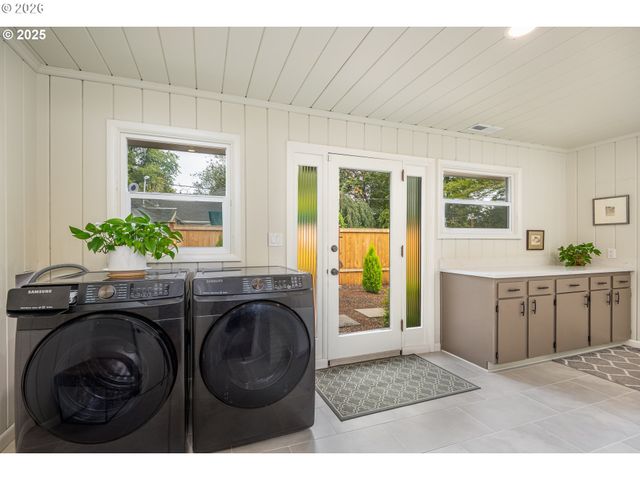 2015 EASTWOOD Ln, Eugene, OR 97401