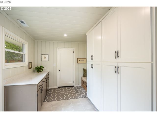 2015 EASTWOOD Ln, Eugene, OR 97401