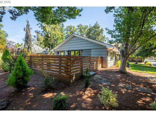 2015 EASTWOOD Ln, Eugene, OR 97401