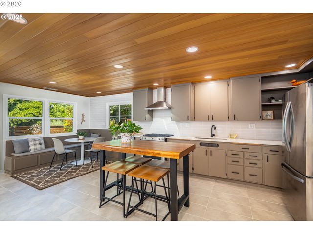 2015 EASTWOOD Ln, Eugene, OR 97401