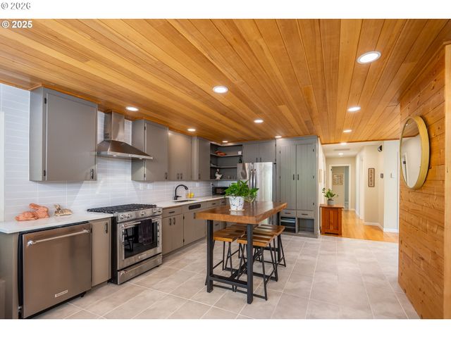 2015 EASTWOOD Ln, Eugene, OR 97401