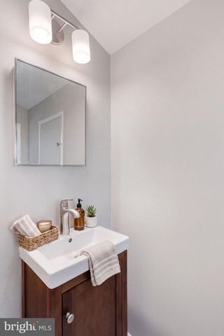 4526 ROUNDHILL RD, Alexandria, VA 22310