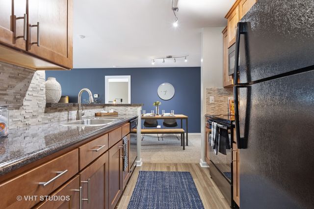 11 Kensington Circle 205, Wheaton, IL 60189