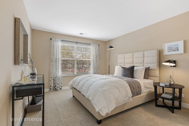 11 Kensington Circle 205, Wheaton, IL 60189