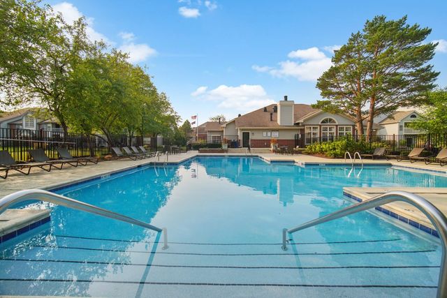 11 Kensington Circle 205, Wheaton, IL 60189