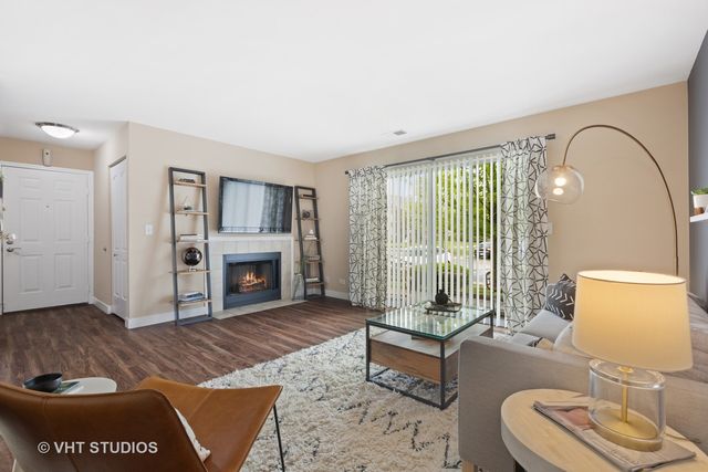 11 Kensington Circle 205, Wheaton, IL 60189