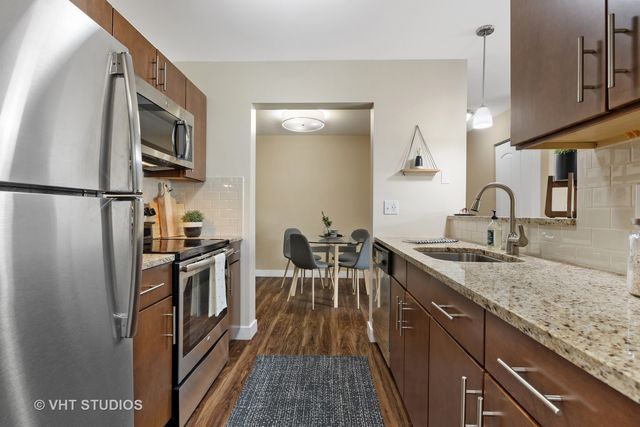 11 Kensington Circle 205, Wheaton, IL 60189