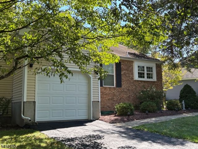 17 Choctaw Ridge Rd, Branchburg Twp., NJ 08876
