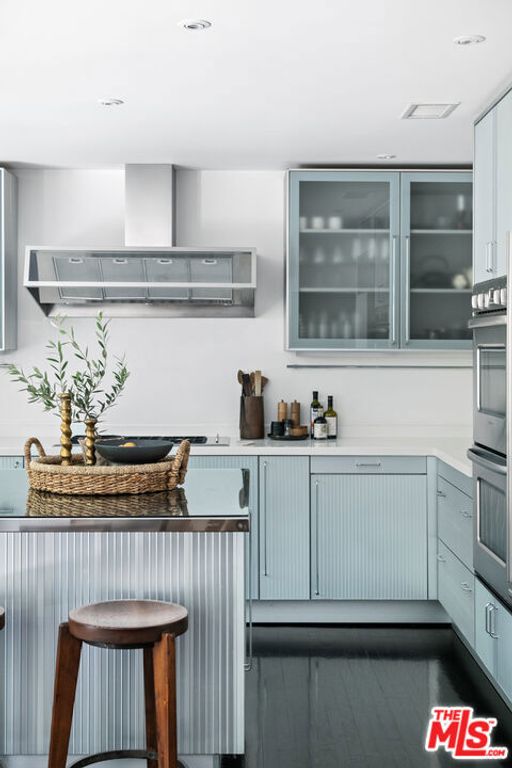 Image 11 of property listing at 9648 Yoakum Drive, Beverly Hills, CA 90210