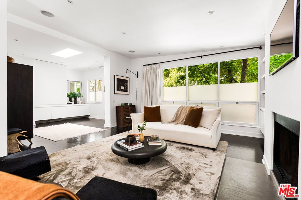 Image 12 of property listing at 9648 Yoakum Drive, Beverly Hills, CA 90210