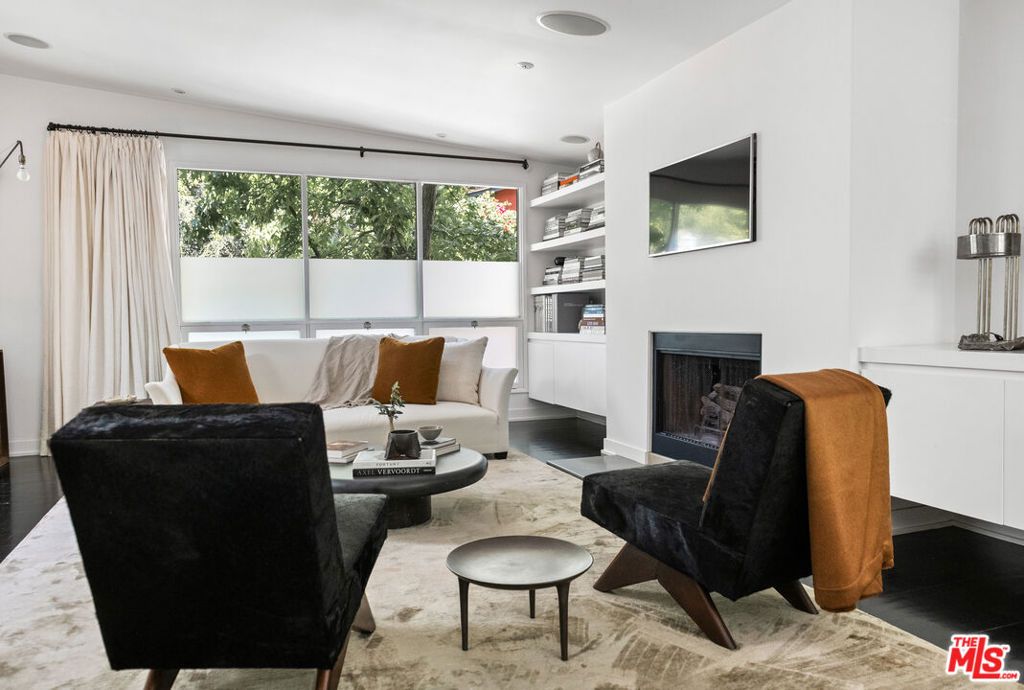 Image 13 of property listing at 9648 Yoakum Drive, Beverly Hills, CA 90210