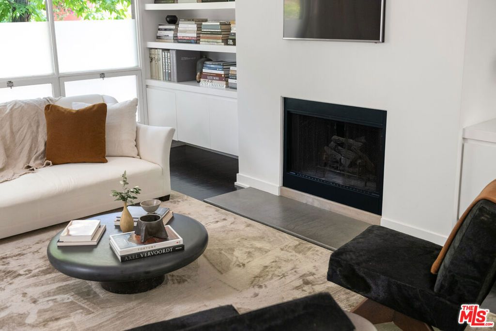 Image 15 of property listing at 9648 Yoakum Drive, Beverly Hills, CA 90210