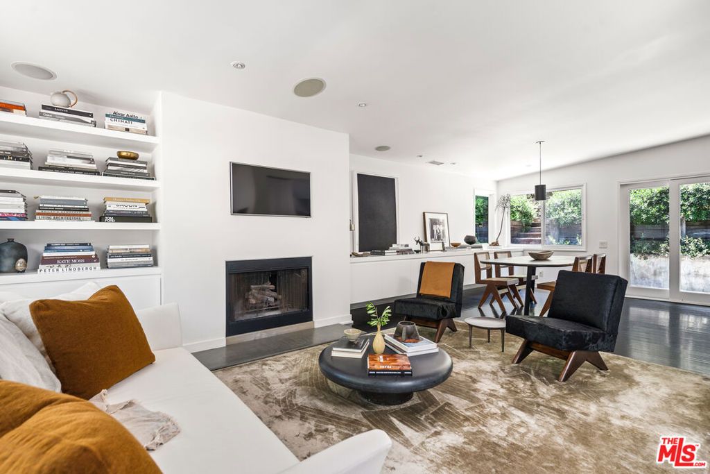 Image 17 of property listing at 9648 Yoakum Drive, Beverly Hills, CA 90210